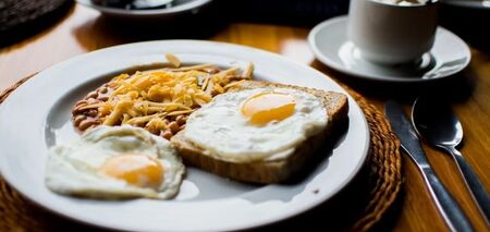 Jak ugotować popularne danie śniadaniowe croque madame: jajecznica i kanapka w tym samym czasie