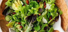 Green mixed salad: what to combine to make the dish hearty and light