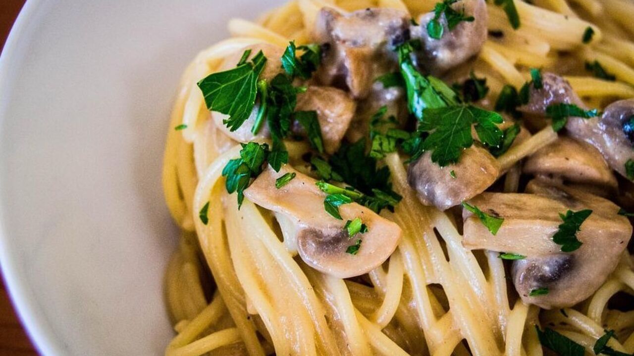 How to make a versatile mushroom sauce: for pasta, chicken and dumplings