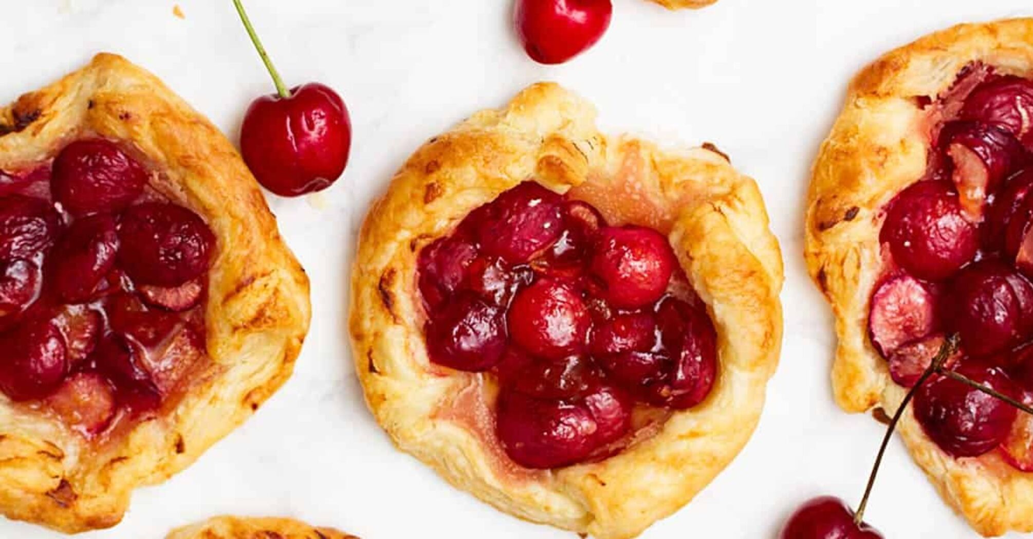 Curd baskets in a hurry: cherries are perfect for the filling