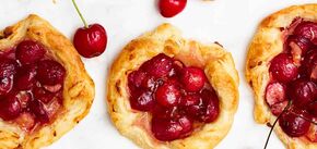 Curd baskets in a hurry: cherries are perfect for the filling