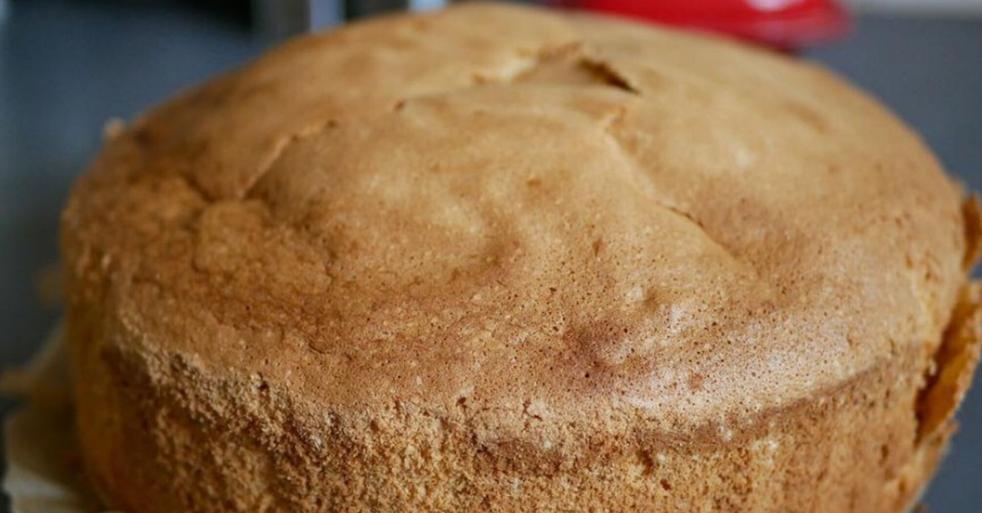 Successful moist sponge cake with three ingredients: never falls or crumbles