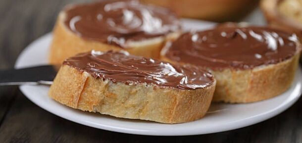 Chocolate processed cheese in 15 minutes: perfect with bread and toast