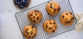 Instead of cheesecakes: cottage cheese muffins with blueberries without flour, butter and milk