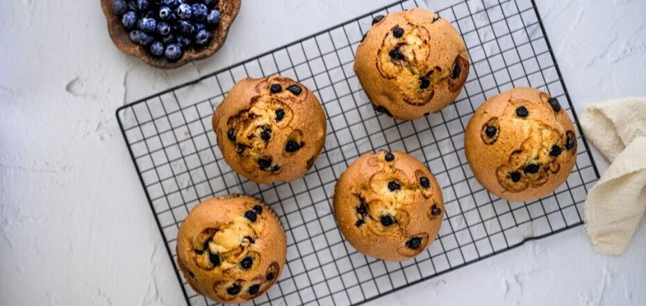 Instead of cheesecakes: cottage cheese muffins with blueberries without flour, butter and milk