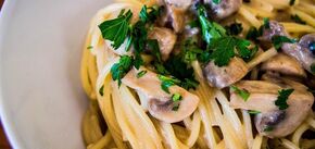 How to make a versatile mushroom sauce: for pasta, chicken and dumplings