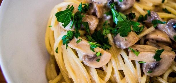 How to make a versatile mushroom sauce: for pasta, chicken and dumplings