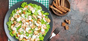 Chicken salad with three kinds of nuts: a balanced and very tasty dish