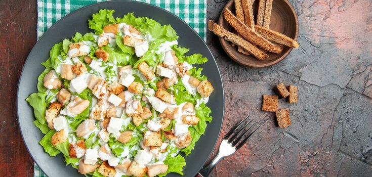 Chicken salad with three kinds of nuts: a balanced and very tasty dish