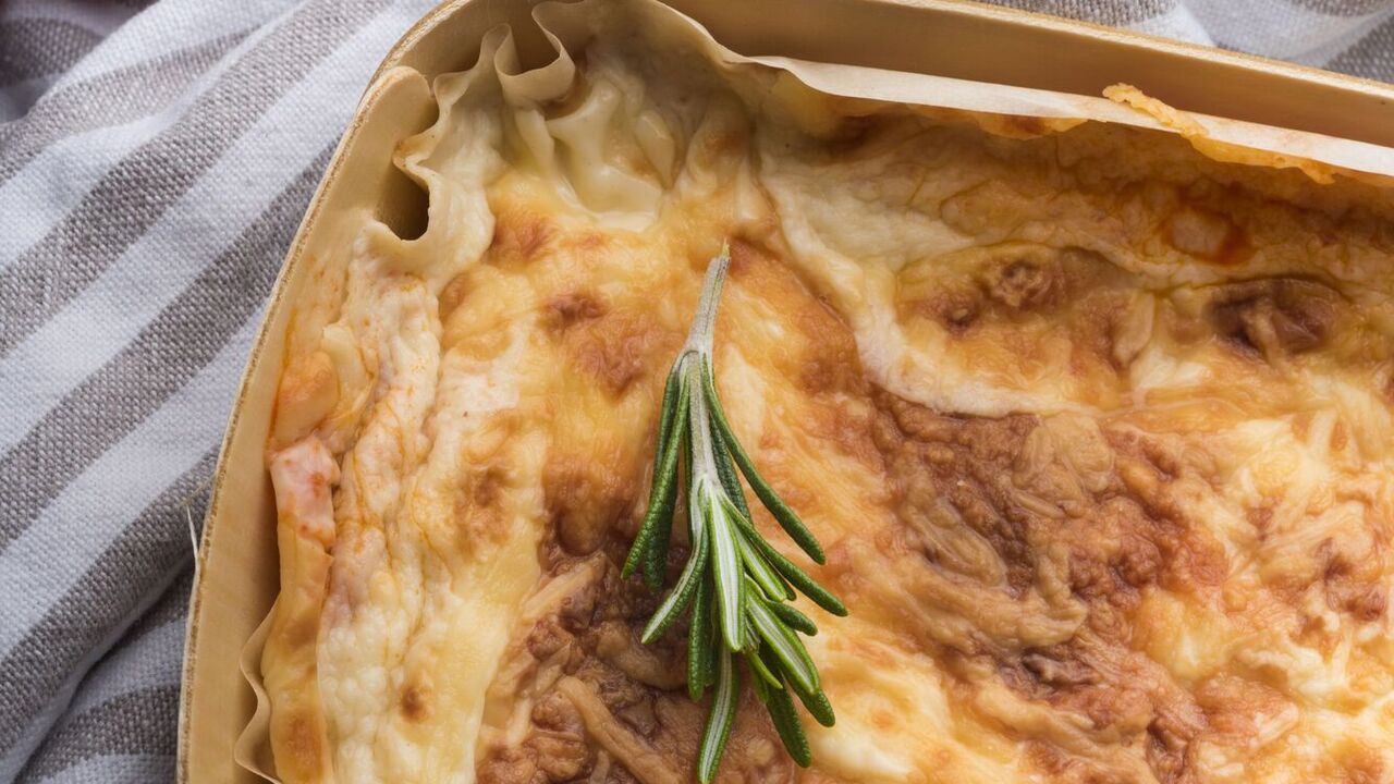 A very satisfying and elementary quick lunch: how to make a delicious pie from pita bread and cheese