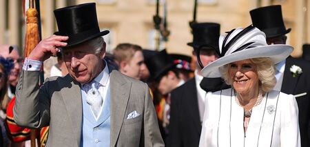 Opierając się o parasol: Król Karol III pojawił się publicznie z żoną, chowając głowę w wysokim cylindrze. Zdjęcie