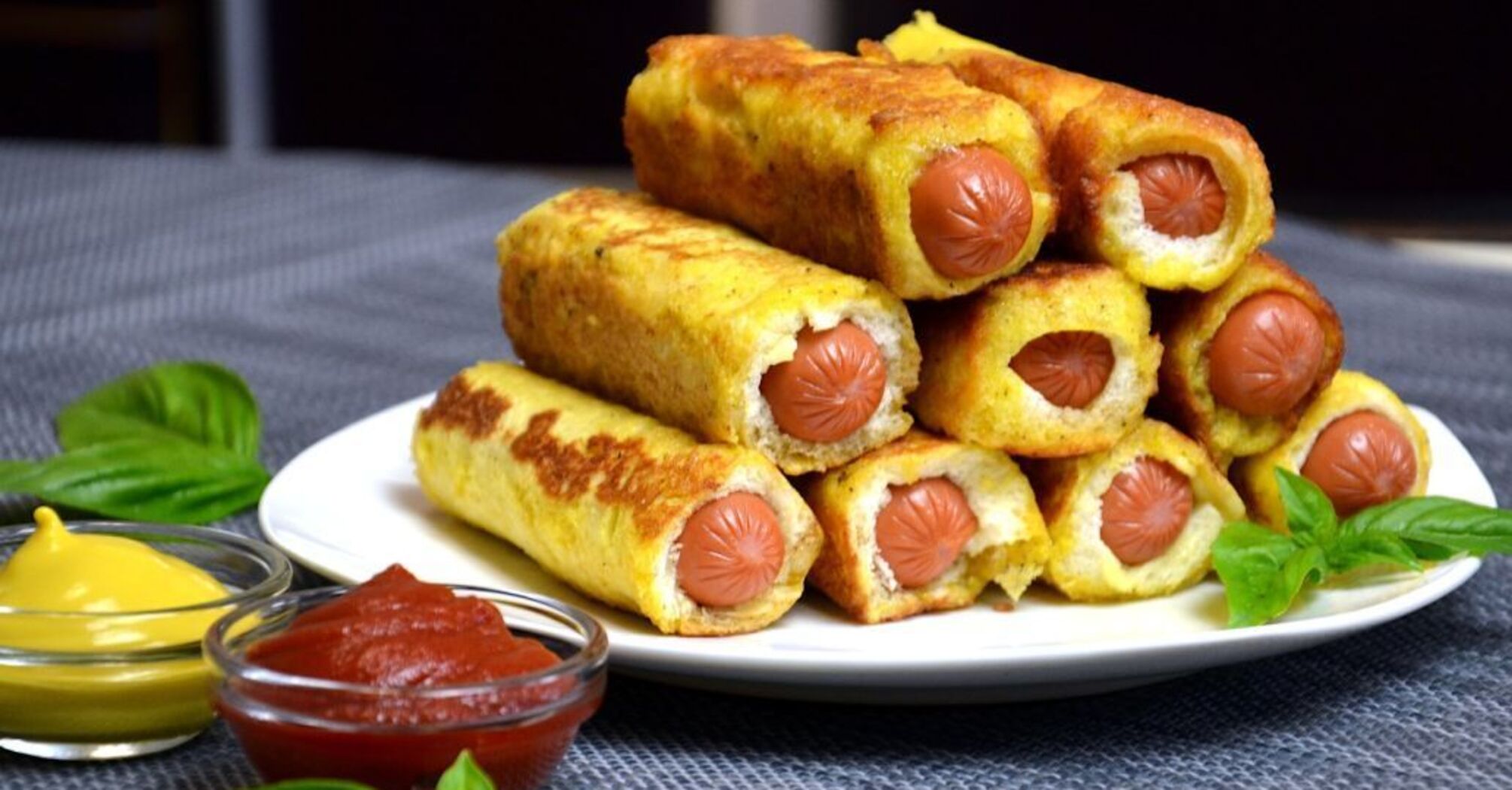 Lazy sausages in bread instead of the usual dough: you will prepare the dish in minutes