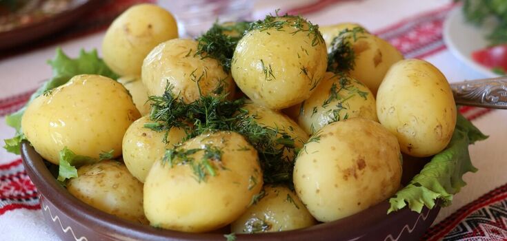How to peel a lot of young potatoes at once: no knife needed