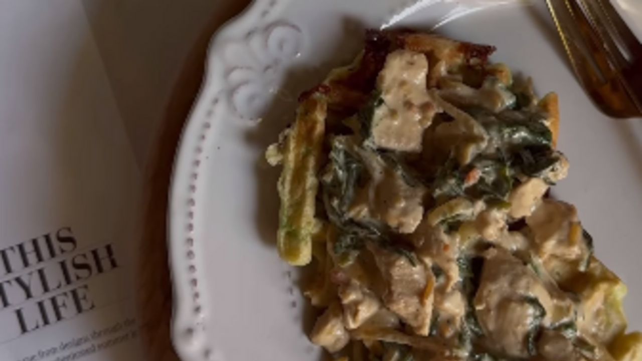 Turkey with spinach in cheese sauce on zucchini waffles: the perfect summer snack