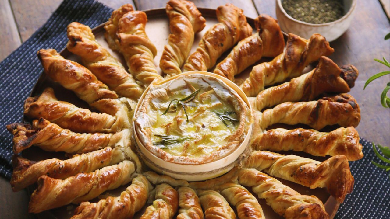 Camembert in puff pastry: how to make a spectacular appetizer