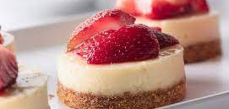 Fluffy cottage cheese cheesecakes with strawberries: how to make a seasonal dessert