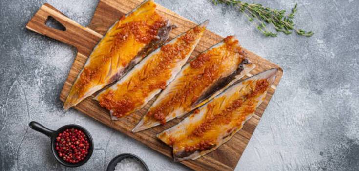 How to bake mackerel and hake deliciously: a universal way