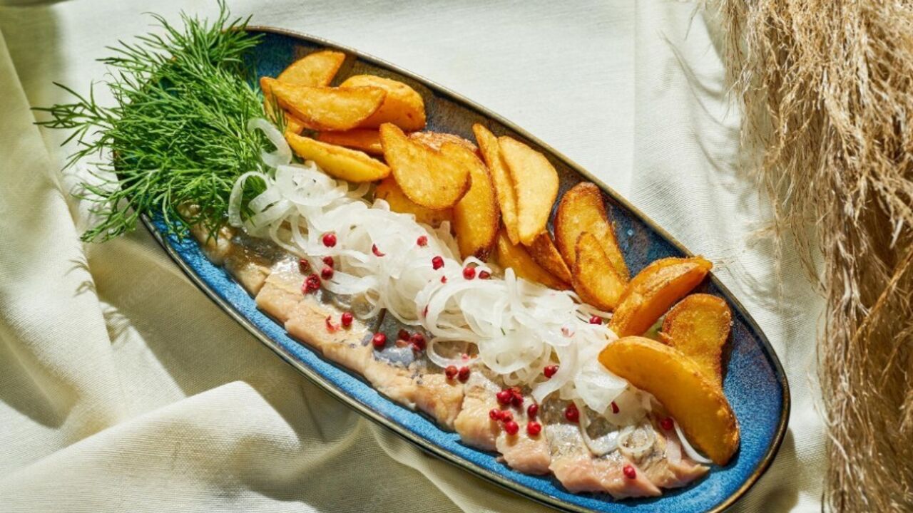 How to salt herring deliciously without marinade: a budget recipe