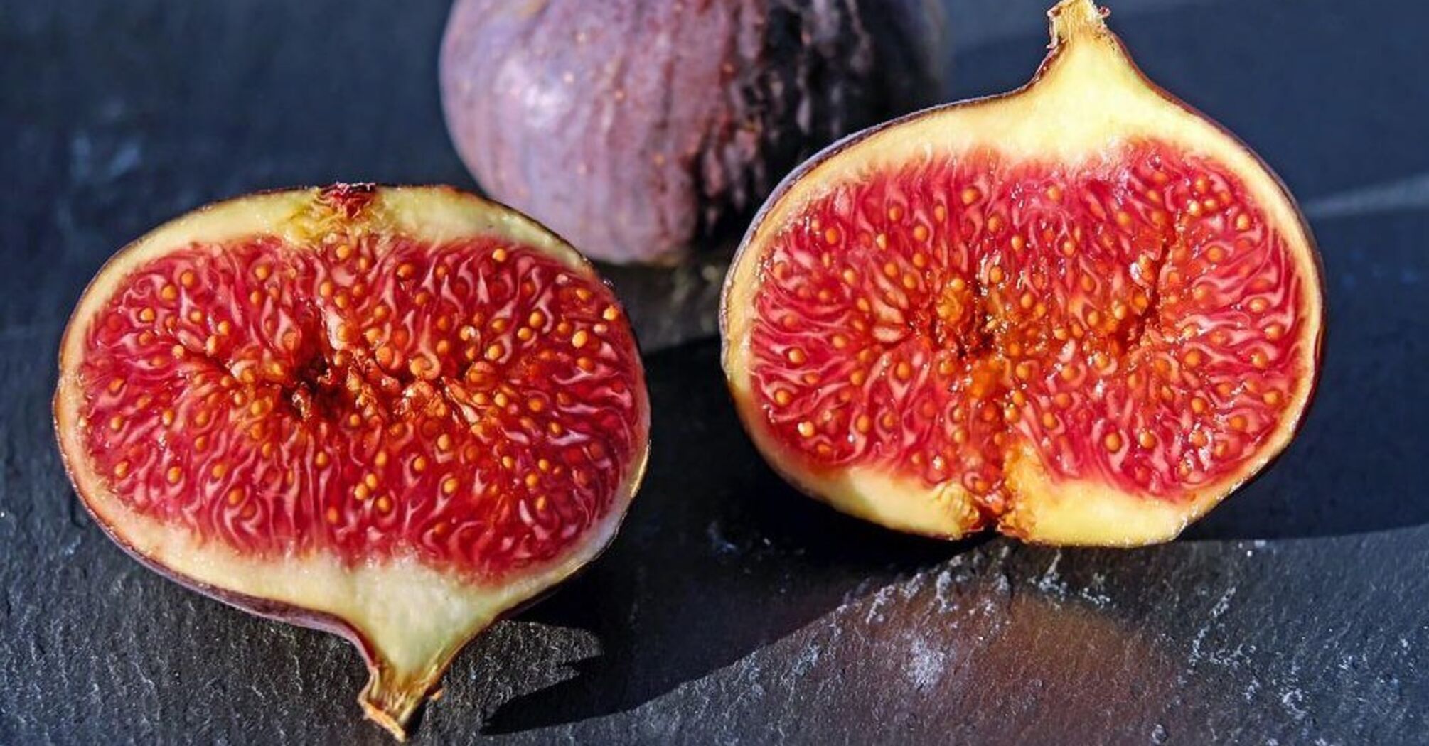Figs in the oven: what to bake the fruit with