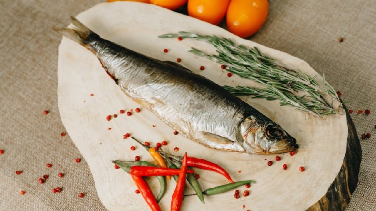 Mackerel in 7 minutes: how to cook fish quickly and on a budget