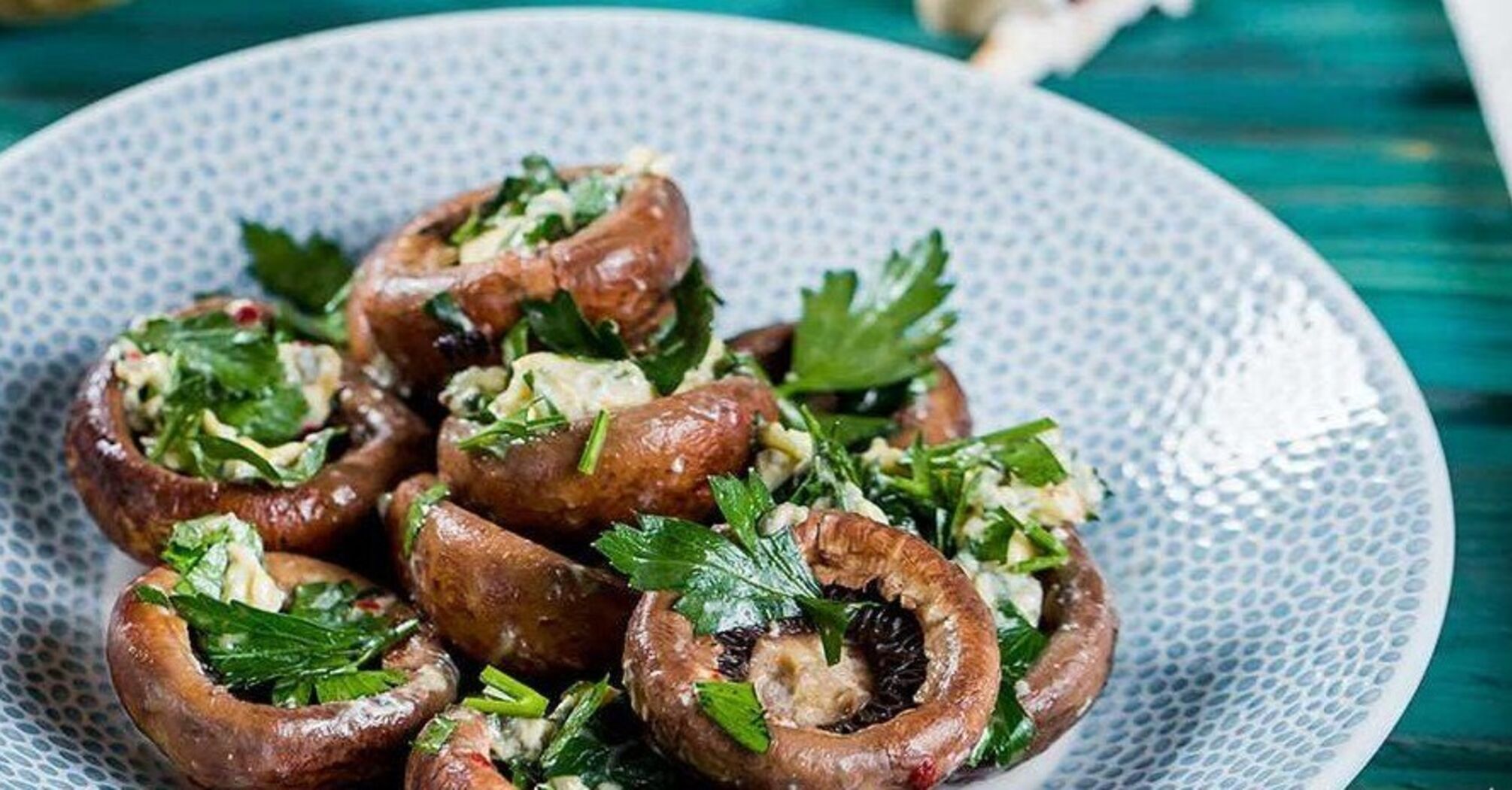 How to bake champignons in mayonnaise deliciously: a successful and quick recipe