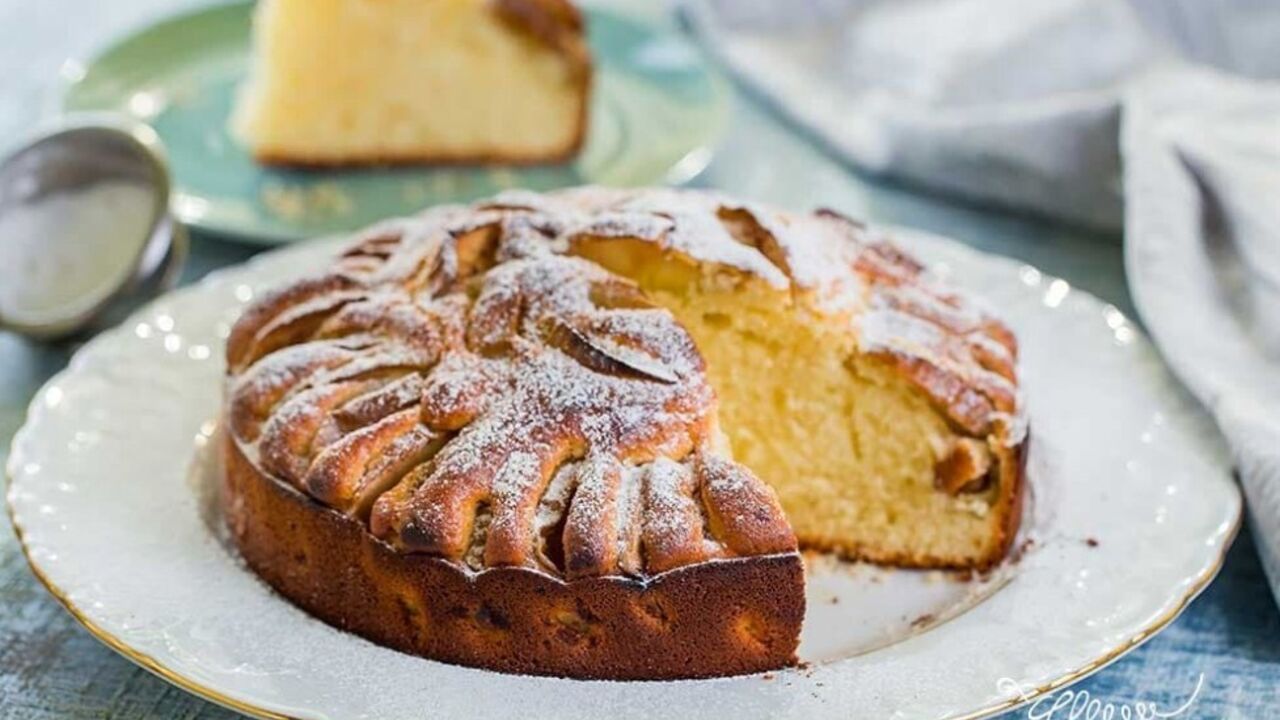 French Invisible Apple Pie: minimum dough and maximum filling