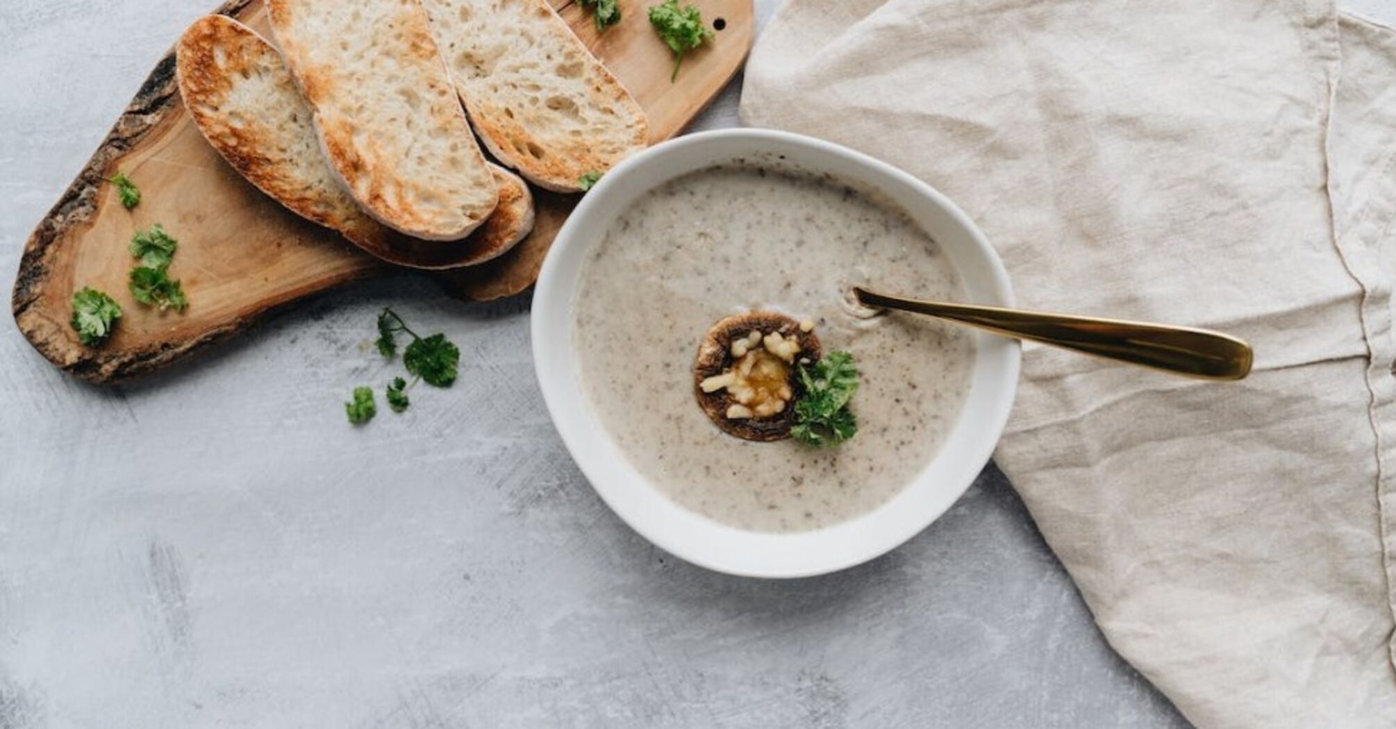 Cream of mushroom soup in vegetable broth: an easy-to-repeat fall dish