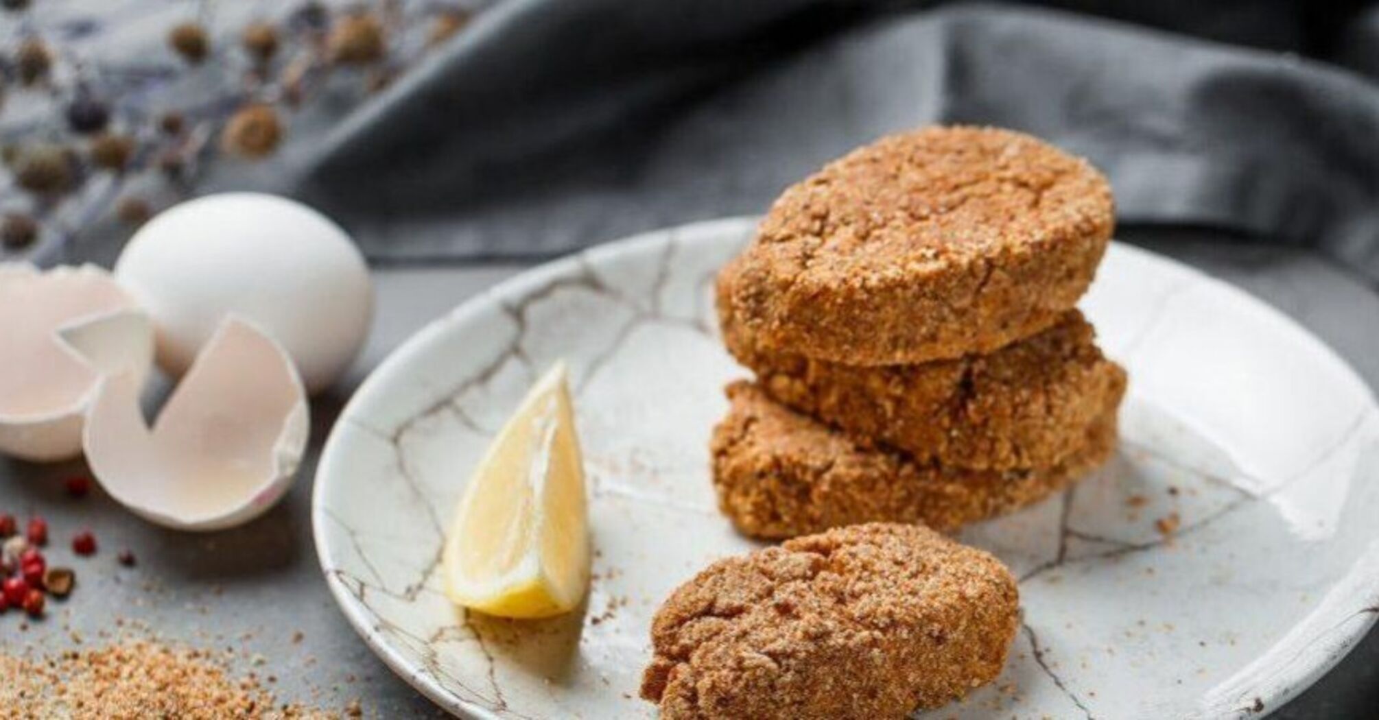 Juicy fish cutlets in crispy breading: a dietary dish for lunch and dinner