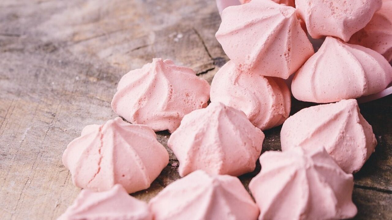 Simple egg white and sugar meringue: tender on the inside and crispy on the outside