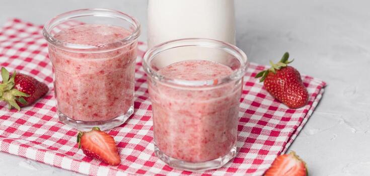 Almond and strawberry milk: a healthy and tasty summer drink