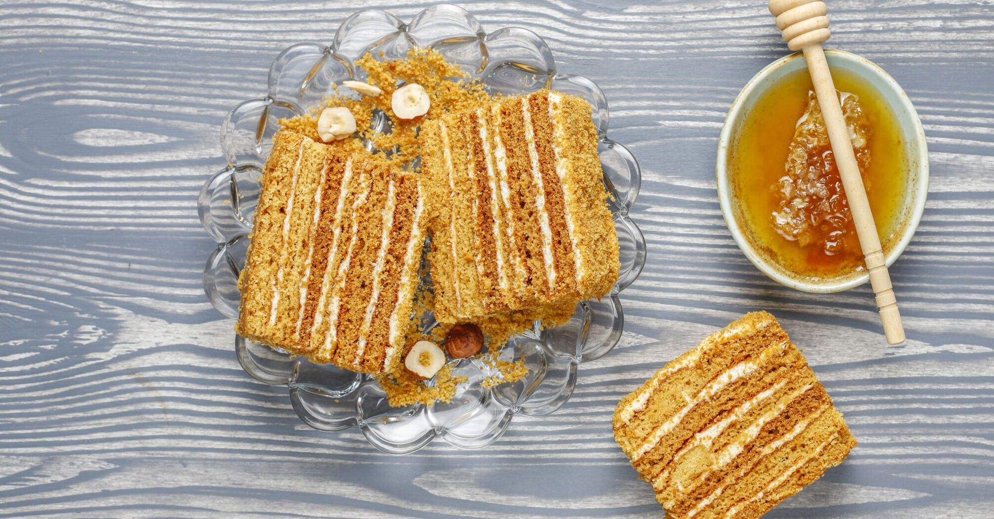 Delicate honey cake: a cake from childhood that has not lost its popularity