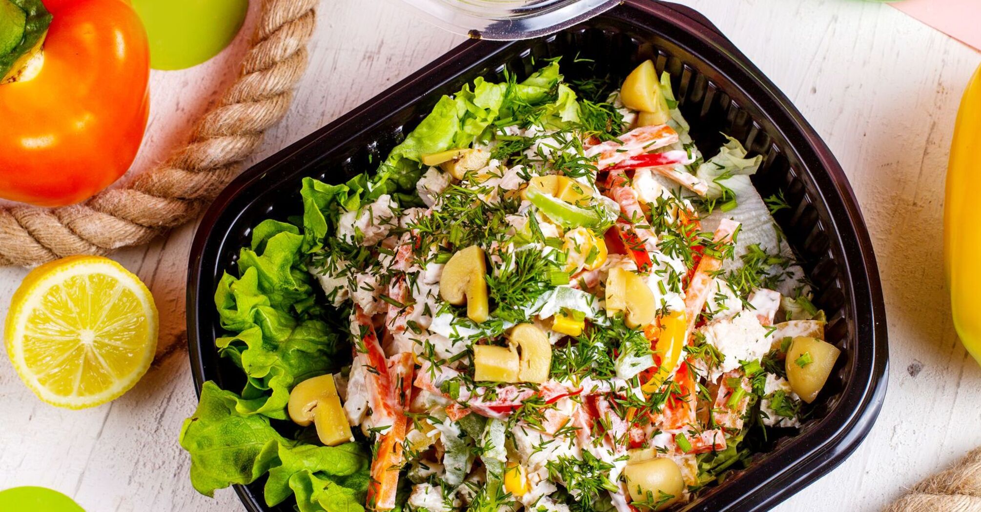 Light salad with tuna and vegetables: cooks in 5 minutes