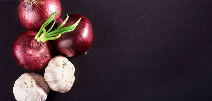 Don't throw it away! How to use garlic and onion peels: life hack
