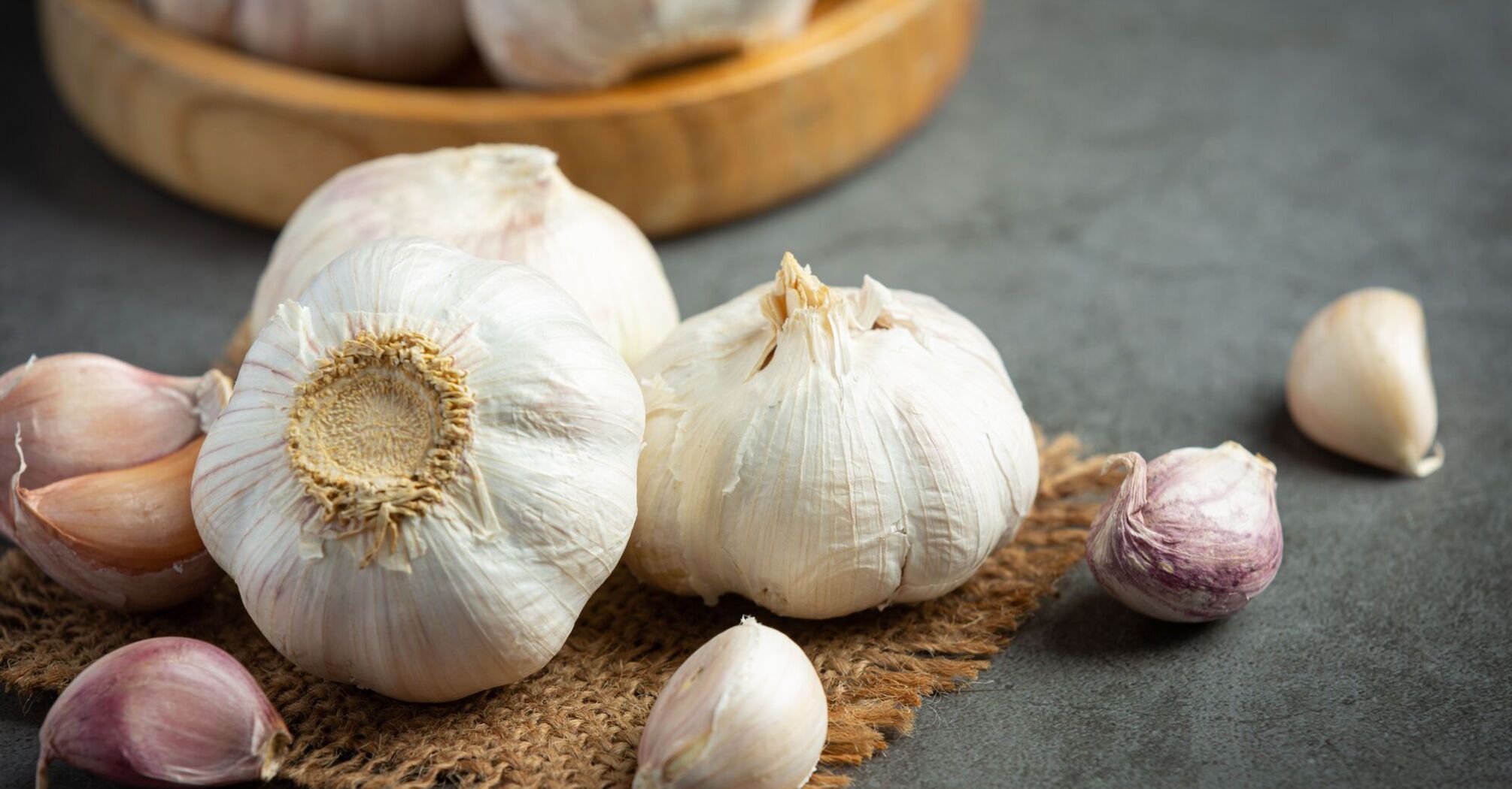 How to peel a lot of garlic without a knife: sharing a life hack