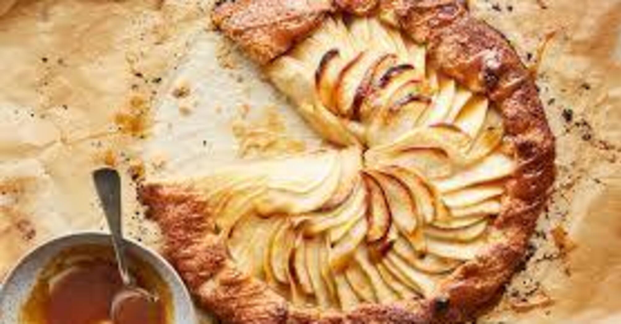 Crispy shortbread biscuits with pear for tea: a variant of an elementary dessert for the whole family