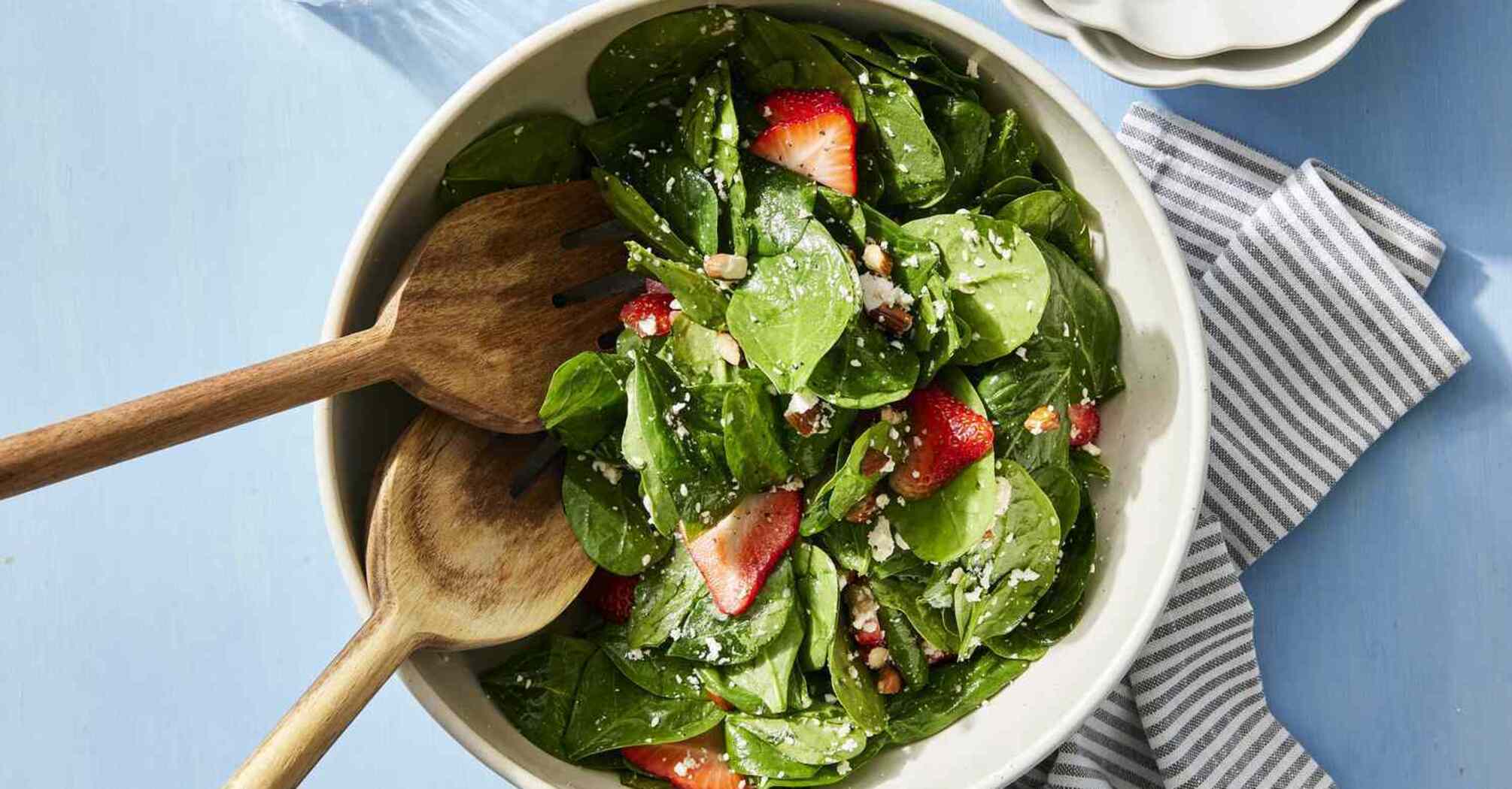 Light summer salad with strawberries: how to combine the berry deliciously