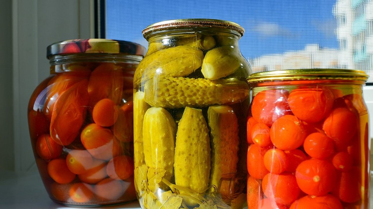 What canned food can cause poisoning and why: it is important for every housewife to know