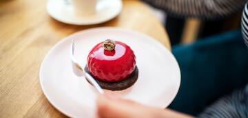 Idealny deser jagodowy bez pieczenia: jak usunąć galaretkę z formy