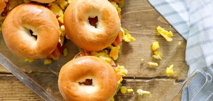 Bagels baked with minced meat and cheese: a hearty and budget appetizer
