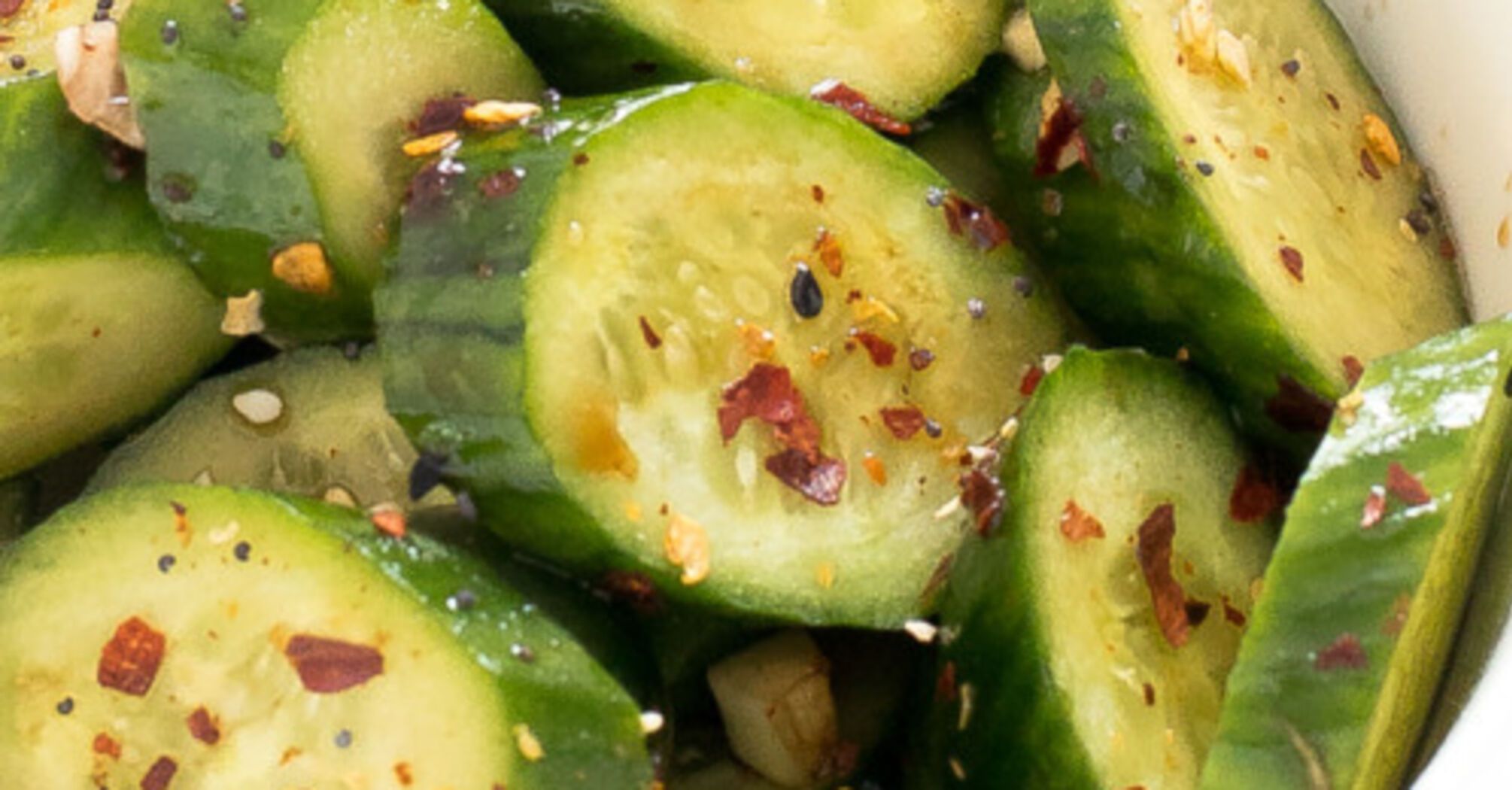 Spicy lightly salted cucumbers with apple cider vinegar and sesame seeds: ready to eat in 30 minutes
