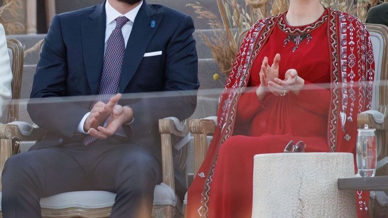 Pregnant Princess Rajwa of Jordan makes a public appearance in her new status for the first time: the stunning red dress was made to order