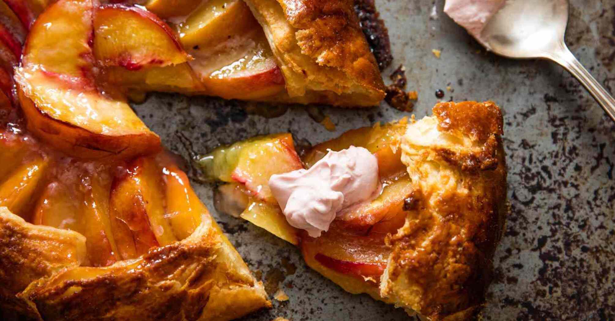 Crispy biscuit for tea with juicy peaches: how to make a spectacular seasonal dessert