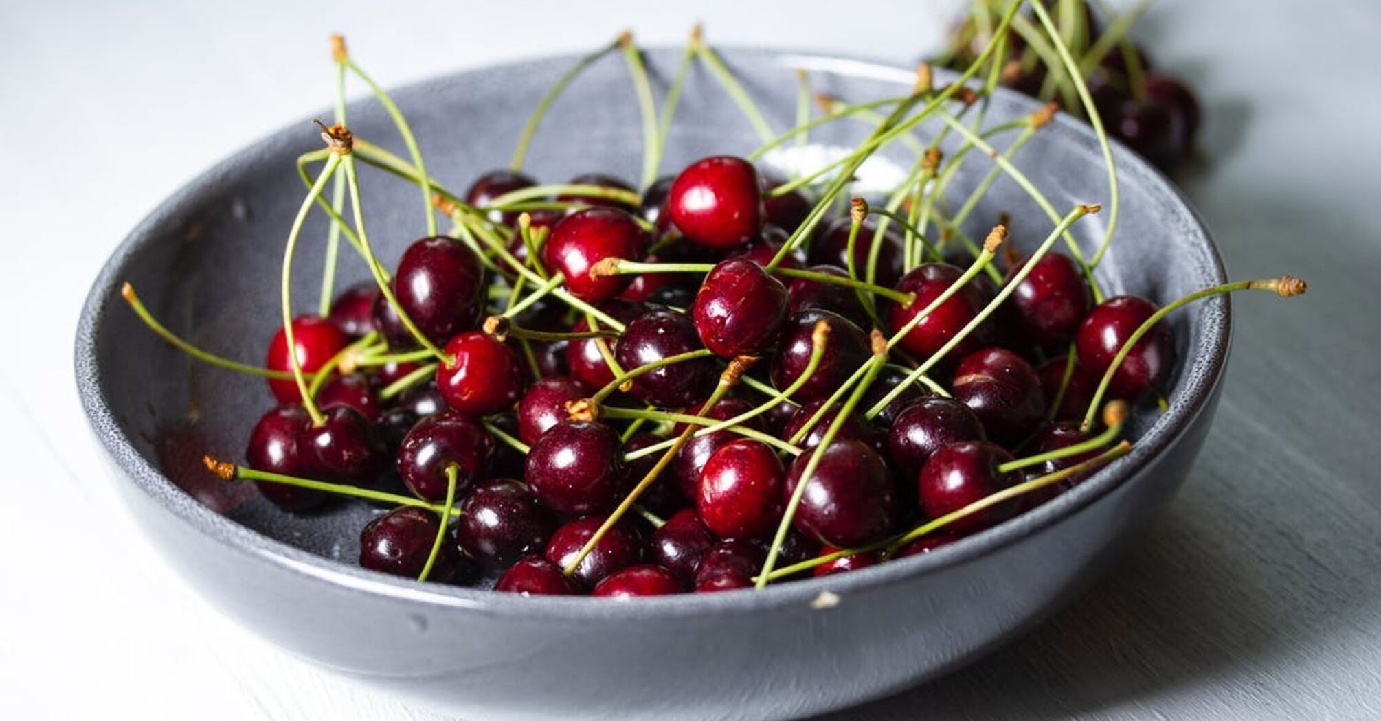 How to freeze cherries for the winter: with sugar, in their own juice, with and without pits