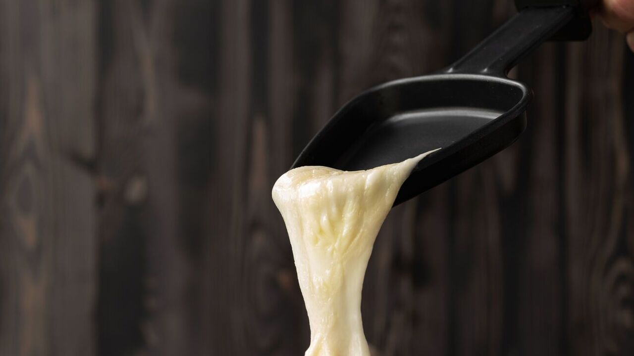 How to distinguish quality processed cheese from fake: an expert shares interesting methods