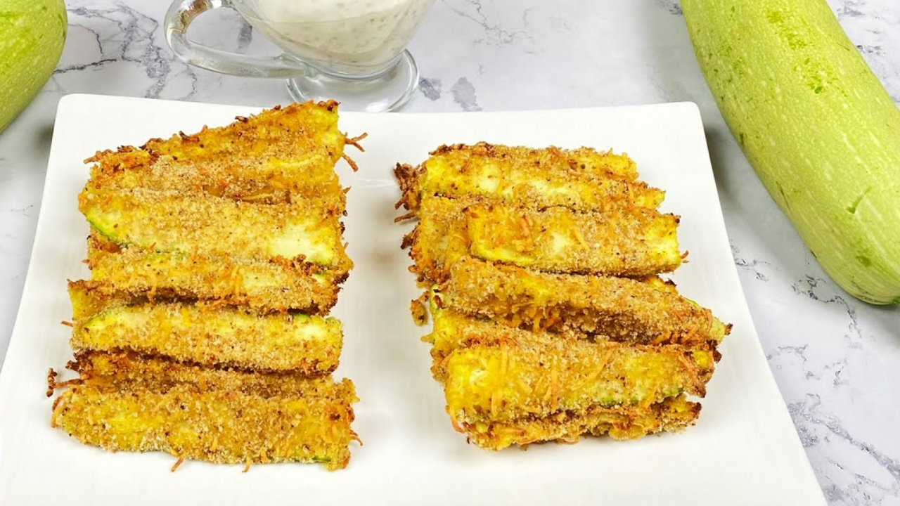 Crispy breaded zucchini sticks: a quick low-calorie snack in 10 minutes
