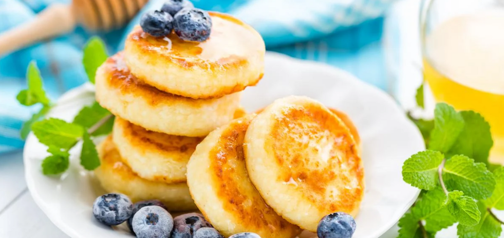 Delicious syrnyky for breakfast in the oven: do not fall apart or burn