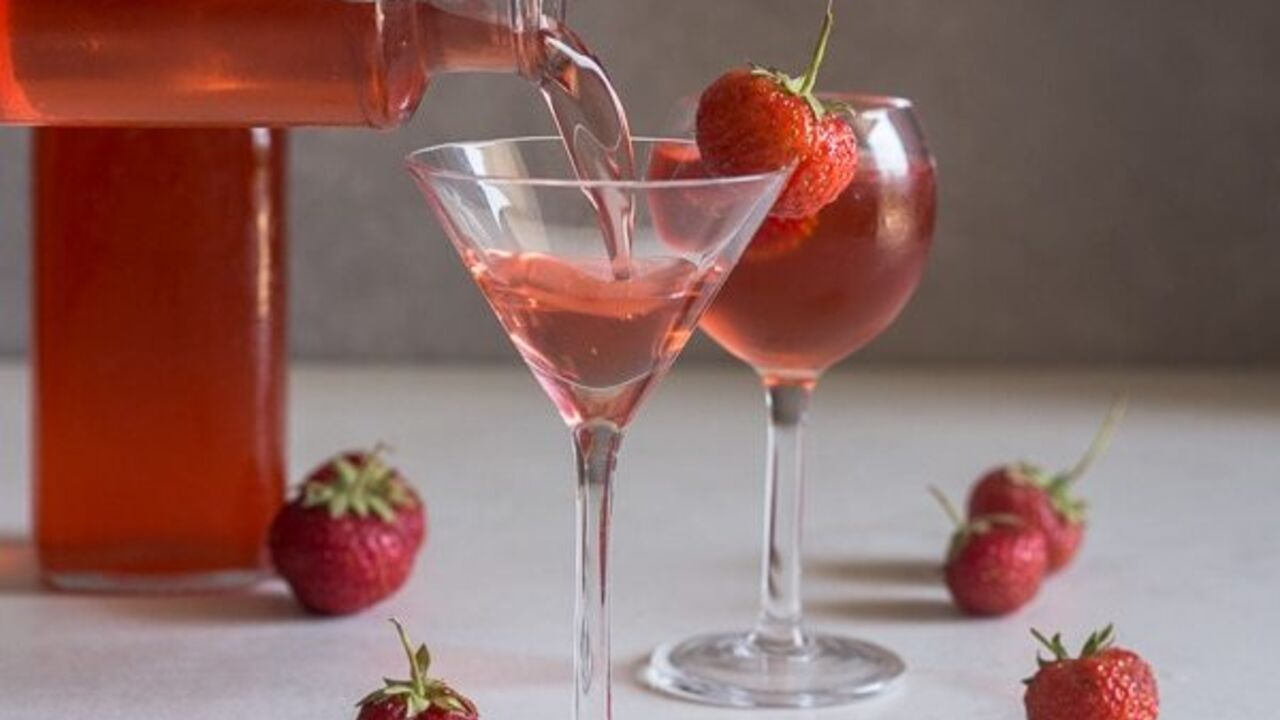 How to prepare strawberry liqueur at home: recipe