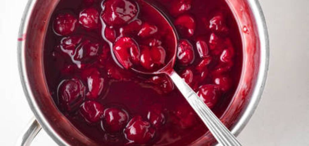 Cherries in their own juice for winter: perfect for cakes, pies and other desserts