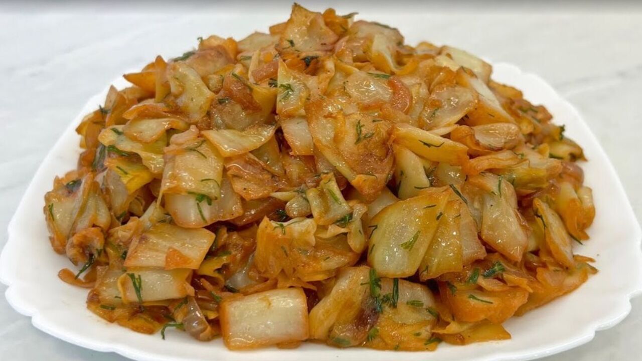 How to deliciously fry cabbage in a pan: it turns out very juicy