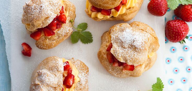Sweet and fluffy buns with strawberries: what to make seasonal pastries from